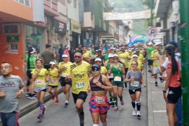 La media maratón de Chinchiná comenzó en el Parque de Bolívar este domingo.
