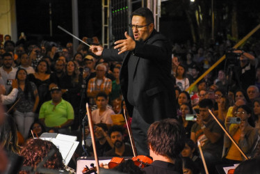 El pacoreño Diego Palacio Alzate, director de la Orquesta Filarmónica de la Universidad del Quindío este viernes en el concierto inaugural.