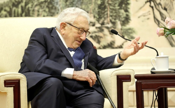 Henry Kissinger fue un hombre clave en la política internacional de los Estados Unidos durante el periodo de la guerra fría. Su fallecimiento a los 100 años de edad sirve para recordar sus polémicas decisiones tanto en favor de la paz, como promotor de acciones cuestionadas. También para mostrar que es la diplomacia la respuesta a tantas diferencias.