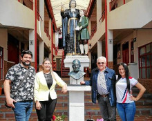 Edwin Murcia, artista plástico quien hizo el busto y docente de la institución; Alba Lucía castaño, Pedro José Hoyos y Diana Milena Posada.
