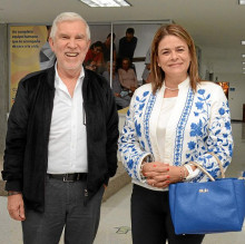 Hernán Darío Salazar, radiooncólogo de Oncólogos del Occidente y Diana Cristina Duque, gerente de Sura Seguros Manizales.