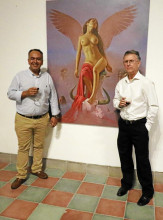 Acompaña al pintor Ramiro Ramírez, el alcalde de Chinchiná, Eduardo Andrés Grisales López.