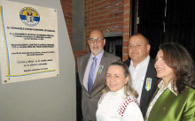En el Teatro Bicentenario fue instalada una placa ofrecida por el Concejo Municipal, encabezada por su presidente Ariel Valencia.