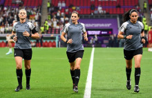 Por primera vez en la historia un grupo arbitral conformado solo por mujeres dirige un partido del Mundial de Fútbol