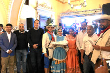 Recibimiento de vestuario del alcalde de Supía, Marco Antonio Londoño Zuluaga, junto con Jesús David Zapata y Sara Cardona Mejía, bailarines del municipio