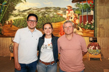 Juan David Montes, director de Expoarte Manizales, Adriana Ocampo Jaramillo y Germán González.