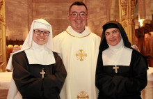 Las hermanas del Monasterio de La Visitación Francisca Teresa Muñoz y Elizabeth Giraldo acompañaron al nuevo sacerdote Cristian Mateo Martínez.