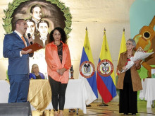 Édgar Alberto Hernández Blandón, rector de la Institución Educativa Liceo Claudina Múnera, y Sandra Yurani Mejía, coordinadora del colegio, homenajearon a María Doralba con una placa honorifica.