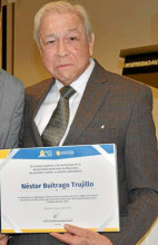 Néstor Buitrago Trujillo, Caldense del Año 2022, con su reconocimiento.