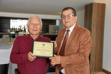 Germán Céspedes Loaiza le entregó la placa de reconocimiento a Hernán Castro Loaiza en nombre de la comunidad educativa.