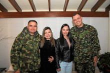 Teniente coronel Juan Gabriel Rojas, comandante del Batallón Ayacucho; Alejandra Cañas, July Alejandra Chambo y el mayor Andrés Toro.