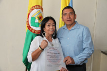 Jorge Eliécer Rivera Franco, rector del Inem, entregó un diploma conmemorativo a Gloria Esperanza Manrique.