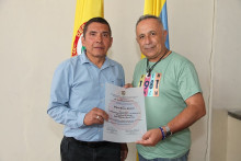 Alberto Botero recibe un dipoloma conmemorativo de manos de Jorge Eliécer Rivera Franco, rector del Inem.