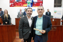 Jhon Jairo Castaño, director encargado de la ESAP Territorial Caldas, recibió una nota de estilo de manos de Hernando Marín, presidente del Concejo de Manizales.