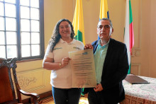 Diana María Cardona, secretaria de Educación de Caldas, entregó una nota de estilo a Jhon Jairo Castaño, director encargado de la ESAP Territorial Caldas.