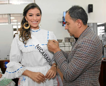 Fotos | Argemiro Idárraga | LA PATRIA Julián Osorio entregó el escudo del Concejo a Fernanda Salazar, representante de Nicaragua.