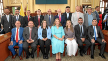 Grupo de diputados junto con el gobernador de Caldas, Henry Gutiérrez Ángel.