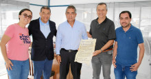 Acompañaron la entrega del documento la periodista Laura Henao, Gabriel Fernanado Cárdenas, Jorge Hernán Botero, gerente- director de LA PATRIA; Juan Luis Taborda y David Fernando Muñoz.