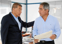 El presidente de Acord Caldas, Gabriel Fernando Cárdenas, entregó el pergamino al director del periódico LA PATRIA, Jorge Hernán Botero Restrepo.