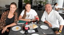 Paula Marulanda Ocampo y Angela María López Barrios celebraron sus cumpleaños con un almuerzo en compañía de Felipe Castaño Salazar.