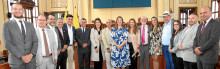 Las homenajeadas en compañía del gobernador de Caldas, Henrry Gutiérrez, y algunos diputados.