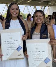 Jessica Valentina Rivera y Yeisully Tapias obtuvieron su título como trabajadoras sociales.