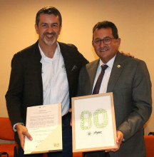 Santiago Villegas Yepes, gerente de la Chec, recibió la placa de reconocimiento de la Universidad de Caldas a manos de Fabio Hernando Arias Orozco, rector de la institución.