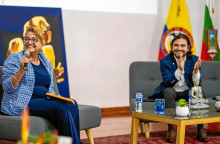 Liliana Marín Serna y Santiago Osorio, representante a la Cámara por Caldas, durante el conversatorio que se dio en la presentación del libro. Hablaron de tipos de violencia, literatura y asuntos relacionados.