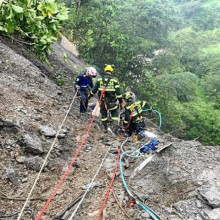 80 miembros de equipos de rescate participaron en la búsqueda de las víctimas del deslizamiento.