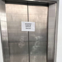 Fuera de servicio está el ascensor en el edificio de la licorera.