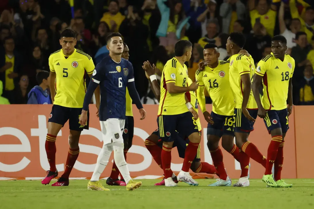 Jugadores de Colombia celebran un gol en propia puerta Luis Córdova de Ecuador hoy, en un partido de la fase final del Campeonato Sudamericano Sub-20 entre las selecciones de Colombia y Ecuador en el estadio El Campín en Bogotá.