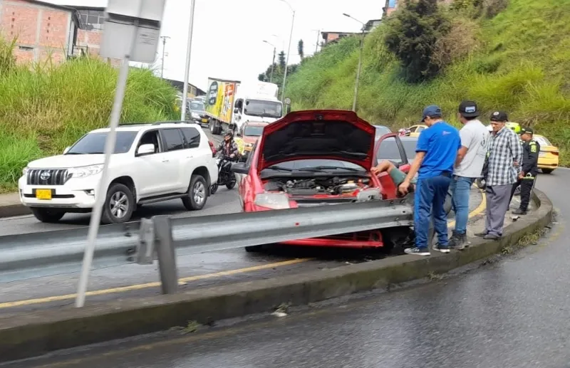 Este es el accidente en el barrio Paraíso de Manizales. La congestión vehicular se extiende desde la Terminal hasta La Fuente. 