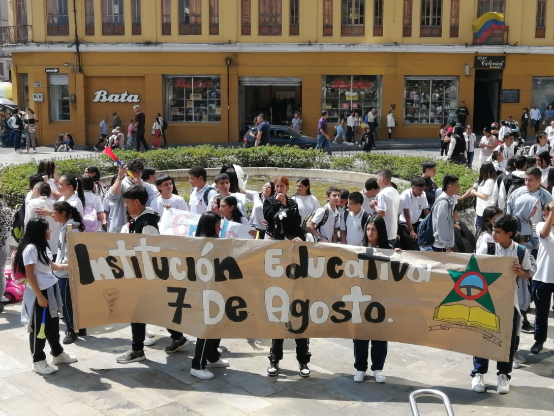Protesta de comunidad educativa del colegio 7 de Agosto en la Plazoleta de la Alcaldía de Manizales. 