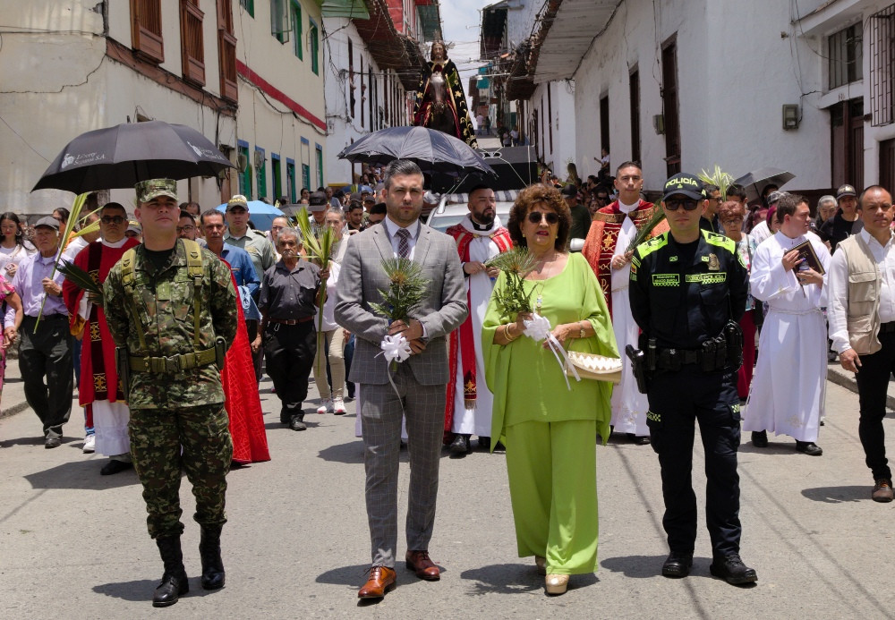 El Domingo de Ramos, autoridades civiles, militares y eclesiásticas presidieron la procesión en Salamina, un recordatorio de que la paz es parte de cualquier católico.
