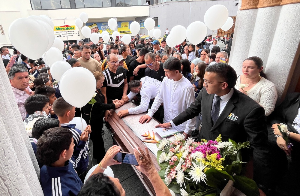 Escenas de dolor se vivieron durante el sepelio de Sara Gómez Cardona.
