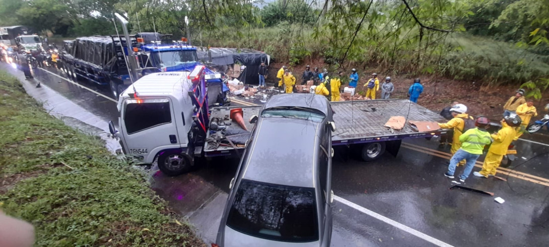 Un tractocamión, un camión, una grúa y un vehículo particular fueron los involucrados en la colisión.