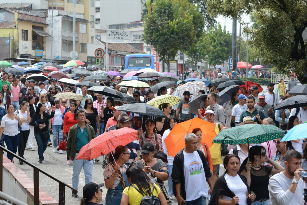 Los profesores, que marcharon ayer por la Avenida Santander de Manizales, se preguntaban si mañana tendrían clases. La Alcaldía y la Gobernación confirmaron que sí.