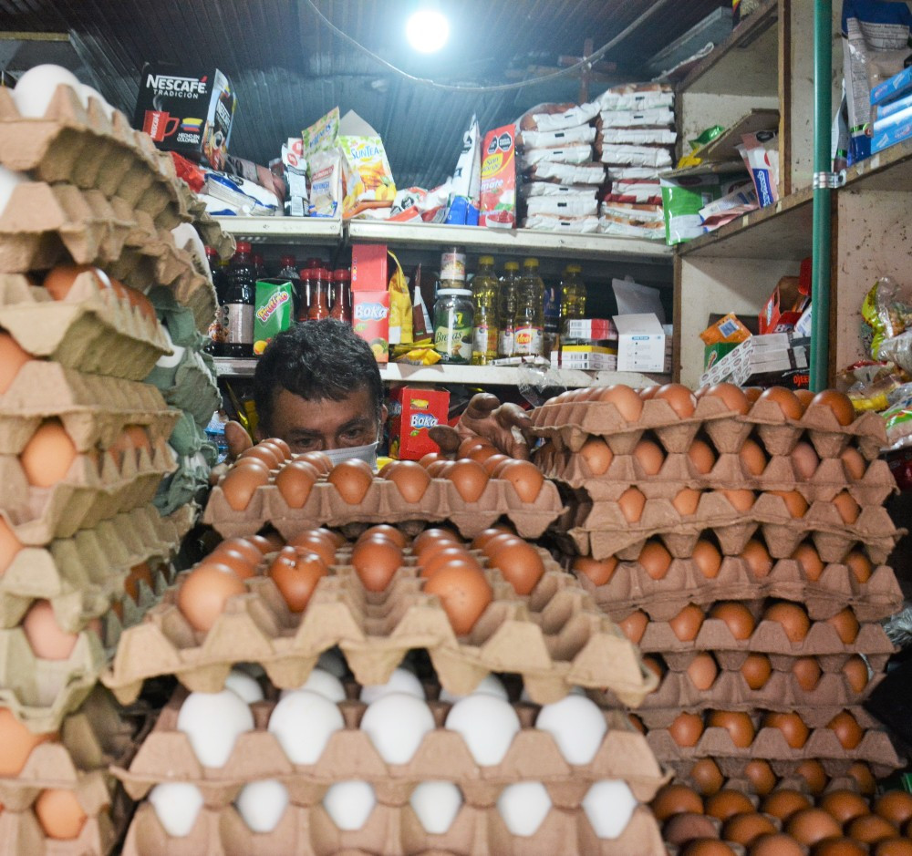 Huevos AAA, a precios triple B. Las disminuciones en los precios de las cubetas de huevo han aumentado la compra de este alimento en la Galería de Manizales. Vendedores del sector aseguran que los granos y el aceite también están económicos.